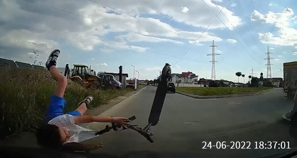 Copil pe trotinetă electrică pe drum european, aproape de mașini, la Remetea Mare Copil pe trotinetă electrică pe drum european, aproape de mașini, la Remetea Mare
