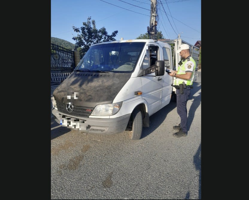 Polițiști rutieri verificând autovehicule în trafic
