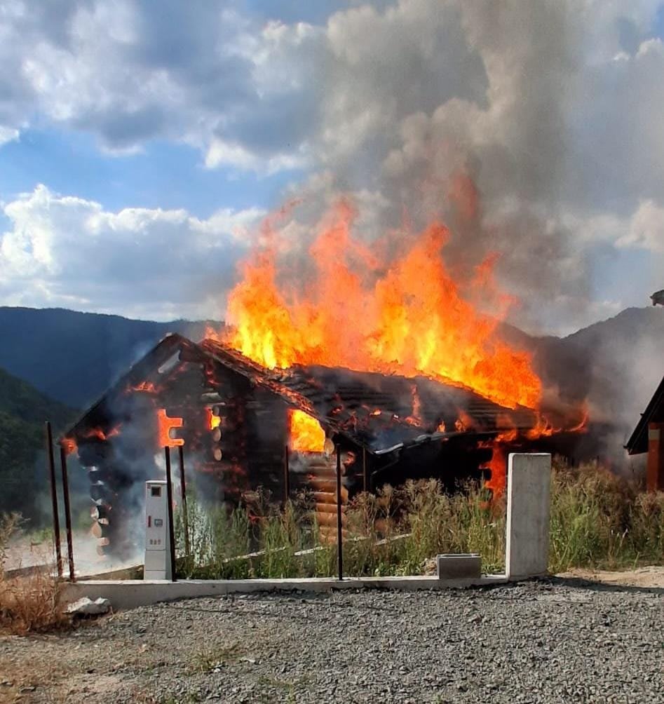 Pompieri din Cluj stingând un incendiu la cabană de lemn în munte Pompieri din Cluj stingând un incendiu la cabană de lemn în munte