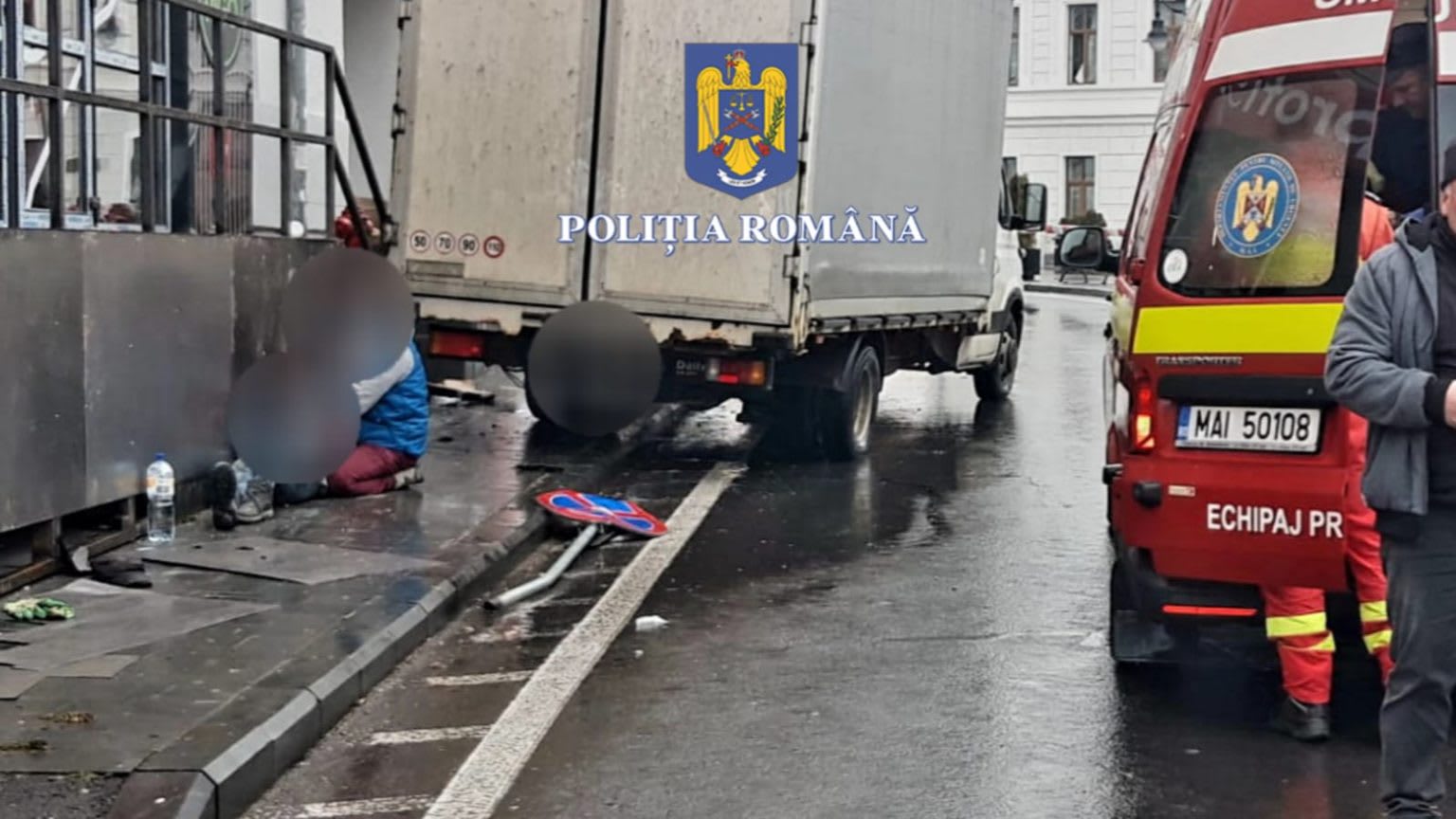 Mașină implicată în accident, pietoni pe trotuar, Brașov