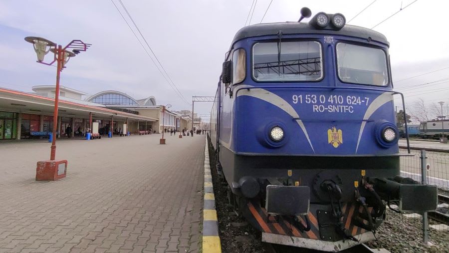 Locomotivă CFR pe șine, simbol al sistemului feroviar românesc