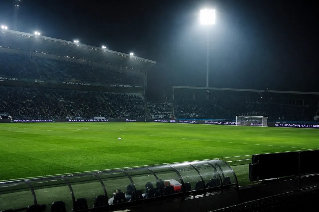 Antrenor CFR Cluj în discuție, negocieri și echipă pe teren Antrenor CFR Cluj în discuție, negocieri și echipă pe teren