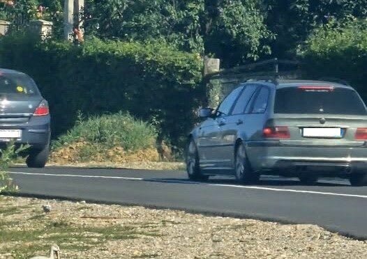 Șofer BMW depășind linia continuă pe drum național din Satu Mare Șofer BMW depășind linia continuă pe drum național din Satu Mare