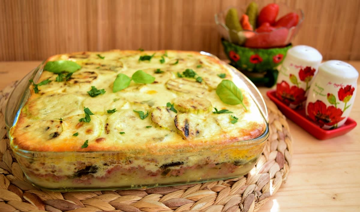 Musaca de vinete și dovlecei cu parmezan, rețetă delicioasă pentru familie
