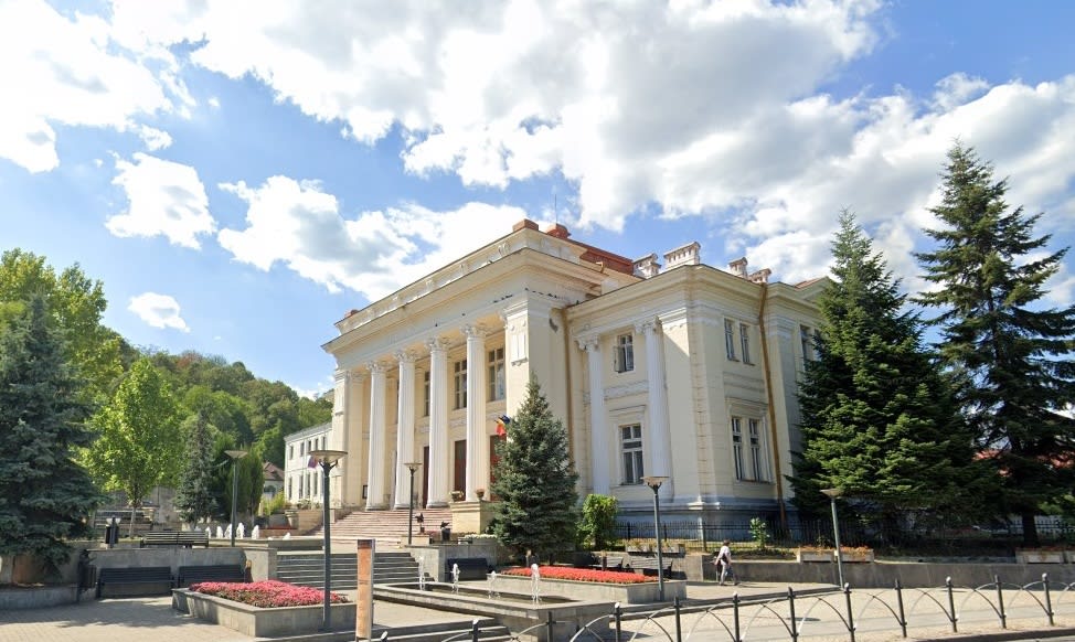 Judecător în sala tribunalului cu documente și calculator Judecător în sala tribunalului cu documente și calculator