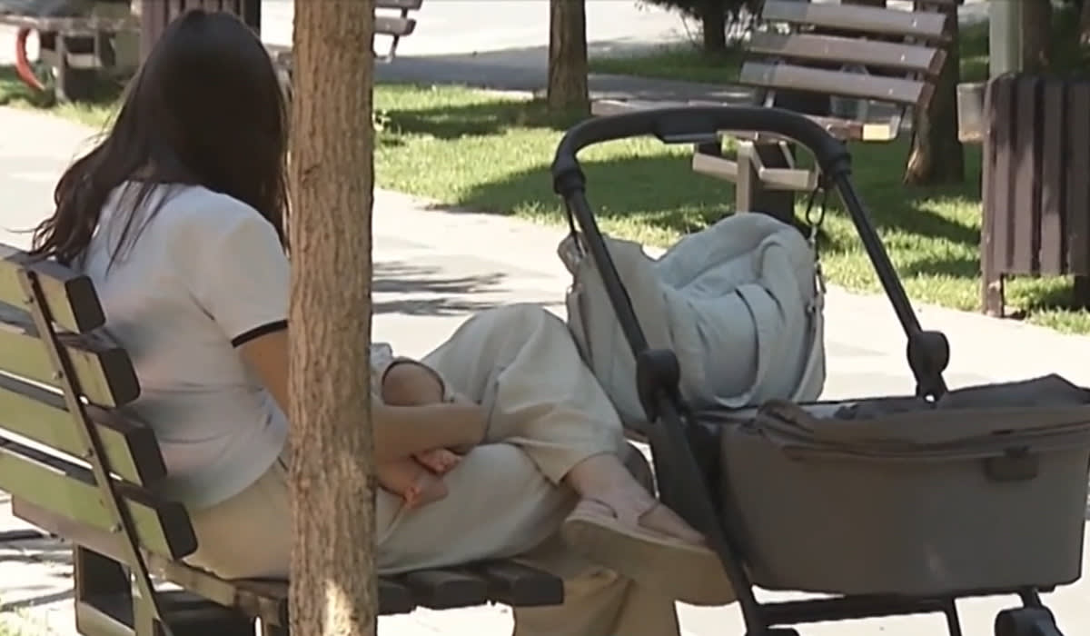 Mama și copilul în activitate de parenting, zâmbind și interacționând Mama și copilul în activitate de parenting, zâmbind și interacționând