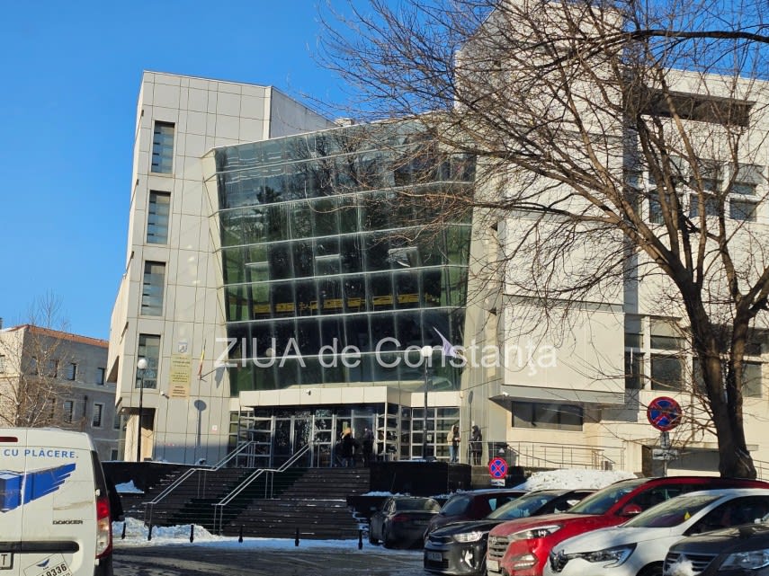 Cristian Radu în fața tribunalului în zi de proces Cristian Radu în fața tribunalului în zi de proces