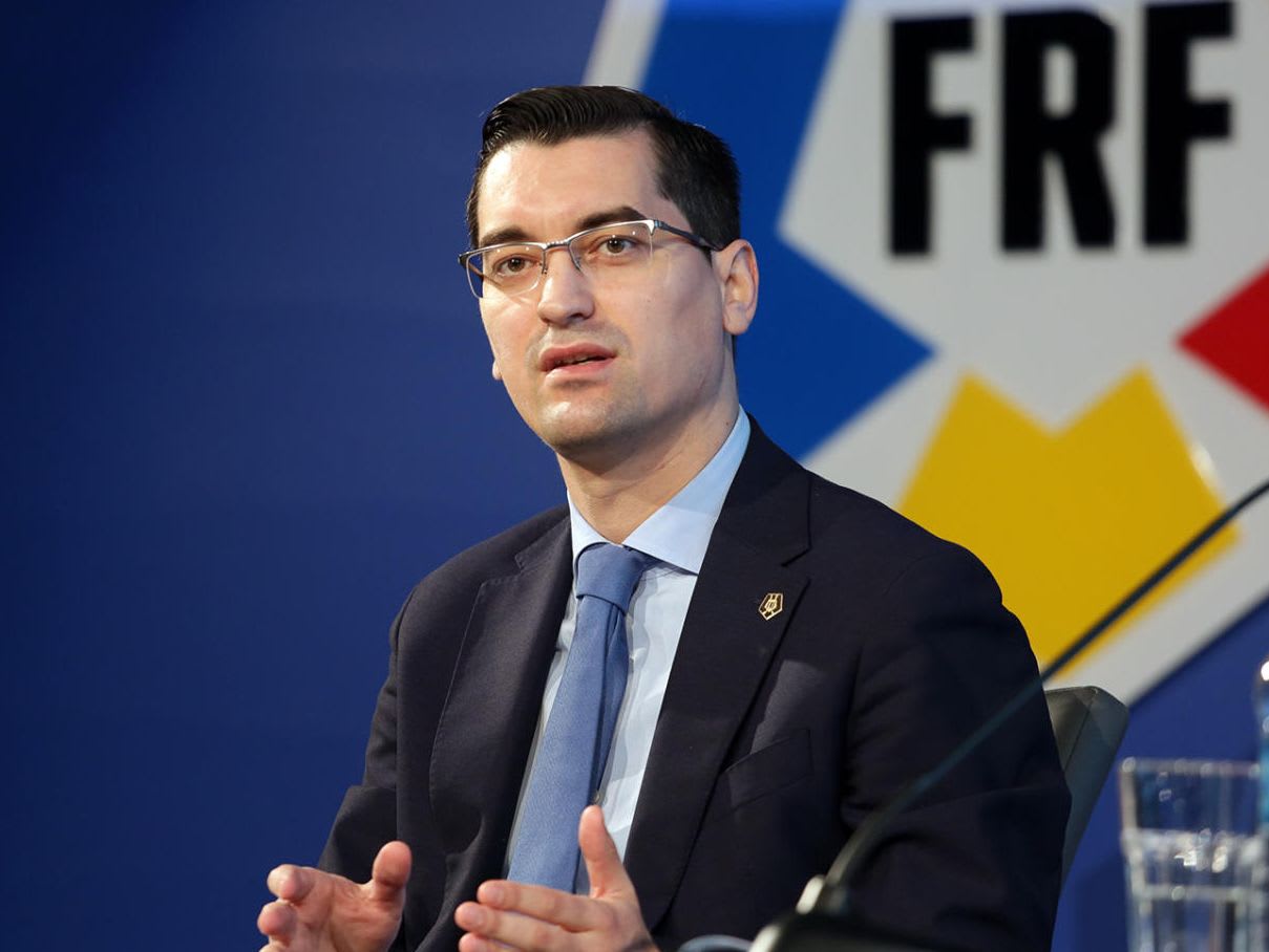 Președintele FRF, Răzvan Burleanu, la inaugurarea terenului de fotbal din Zalău Președintele FRF, Răzvan Burleanu, la inaugurarea terenului de fotbal din Zalău