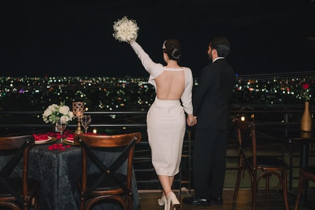 Femeie în rochie de seară elegantă, stil vestimentar, ocazie specială Femeie în rochie de seară elegantă, stil vestimentar, ocazie specială
