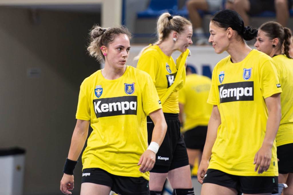 Jucătoare de handbal în acțiune pe teren Jucătoare de handbal în acțiune pe teren