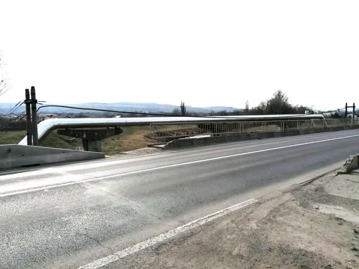 Lucrări de extindere a infrastructurii de apă în Alba, muncitori și echipamente Lucrări de extindere a infrastructurii de apă în Alba, muncitori și echipamente
