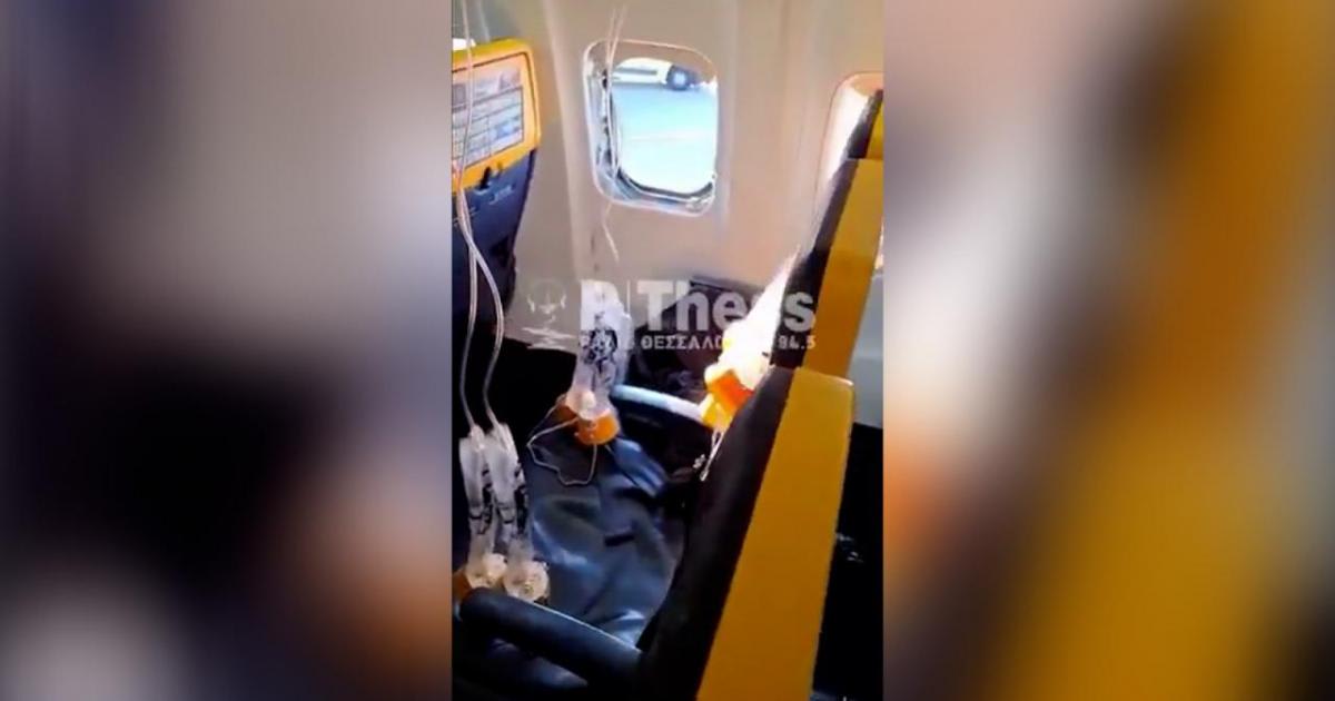 Avion Ryanair cu geam spart, pasager aproape aspirat afară Avion Ryanair cu geam spart, pasager aproape aspirat afară
