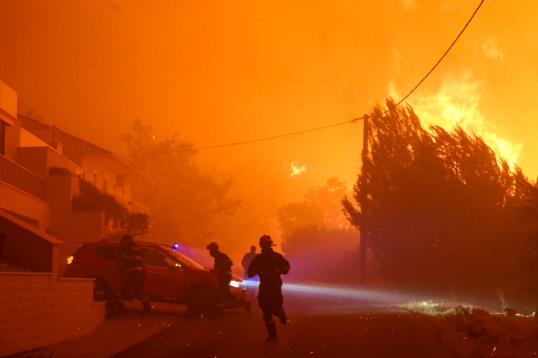Incendiu devastator în orășelul turistic Omiš din Croația, zeci de răniți și 1.000 evacuați