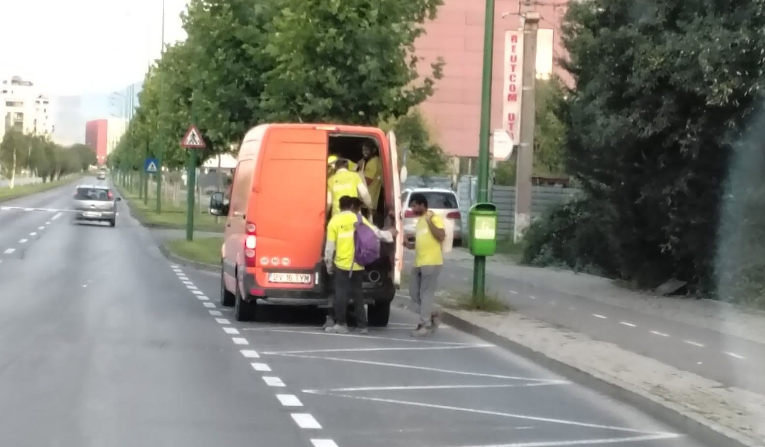 Peste 15 muncitori asiatici înghesuiți într-o dubă în Brașov Peste 15 muncitori asiatici înghesuiți într-o dubă în Brașov