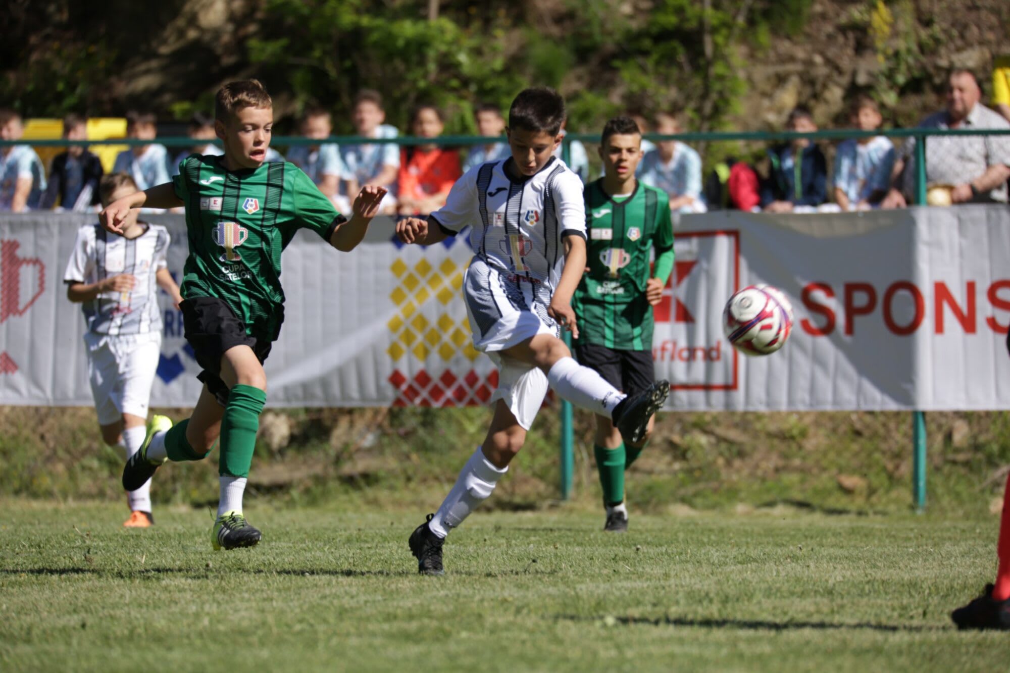 Tineri jucând fotbal pe stradă în Timișoara Tineri jucând fotbal pe stradă în Timișoara