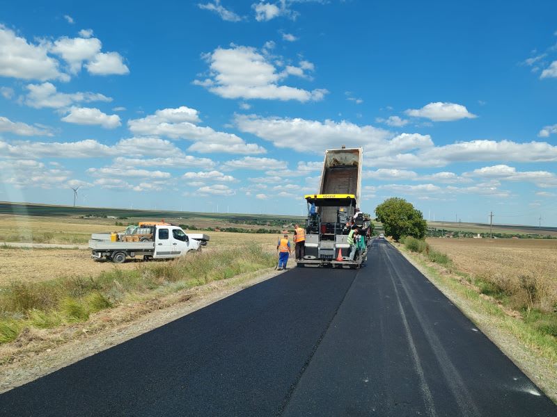 Lucrări de asfaltare pe DJ 225 între Târgușor și Mireasa