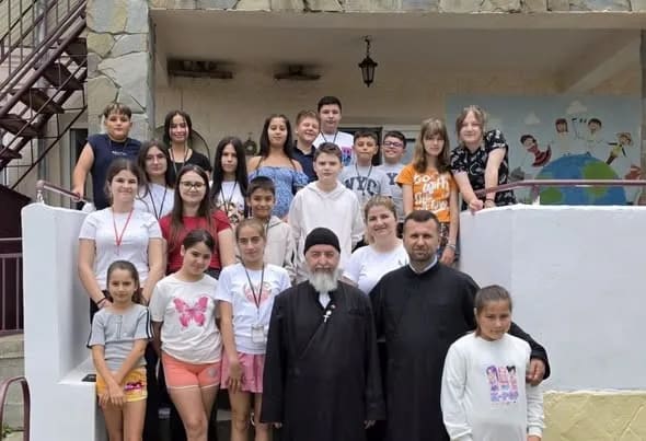 Copii participând la activități în natură și rugăciuni la tabăra din Bisoca Copii participând la activități în natură și rugăciuni la tabăra din Bisoca
