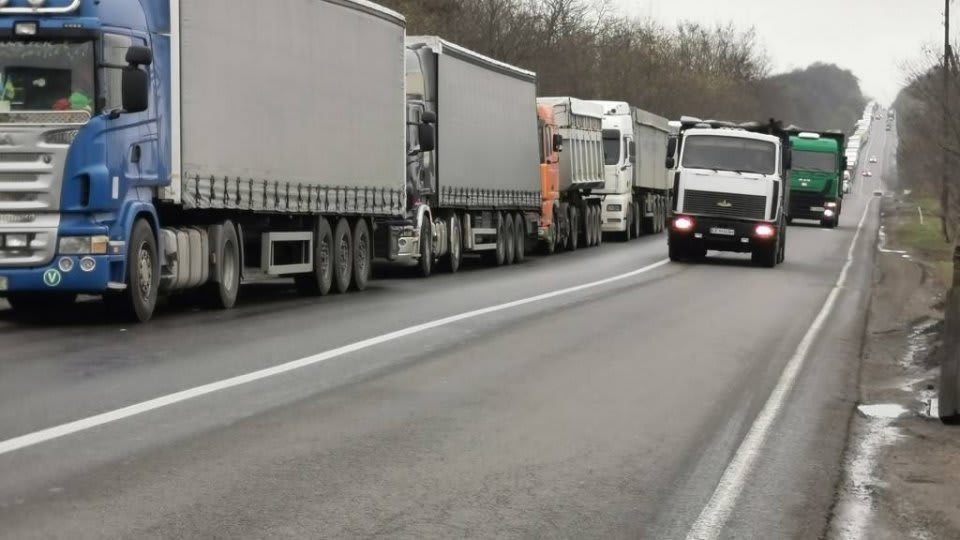 Reprezentanți ai autorităților discutând despre circulația în București Reprezentanți ai autorităților discutând despre circulația în București