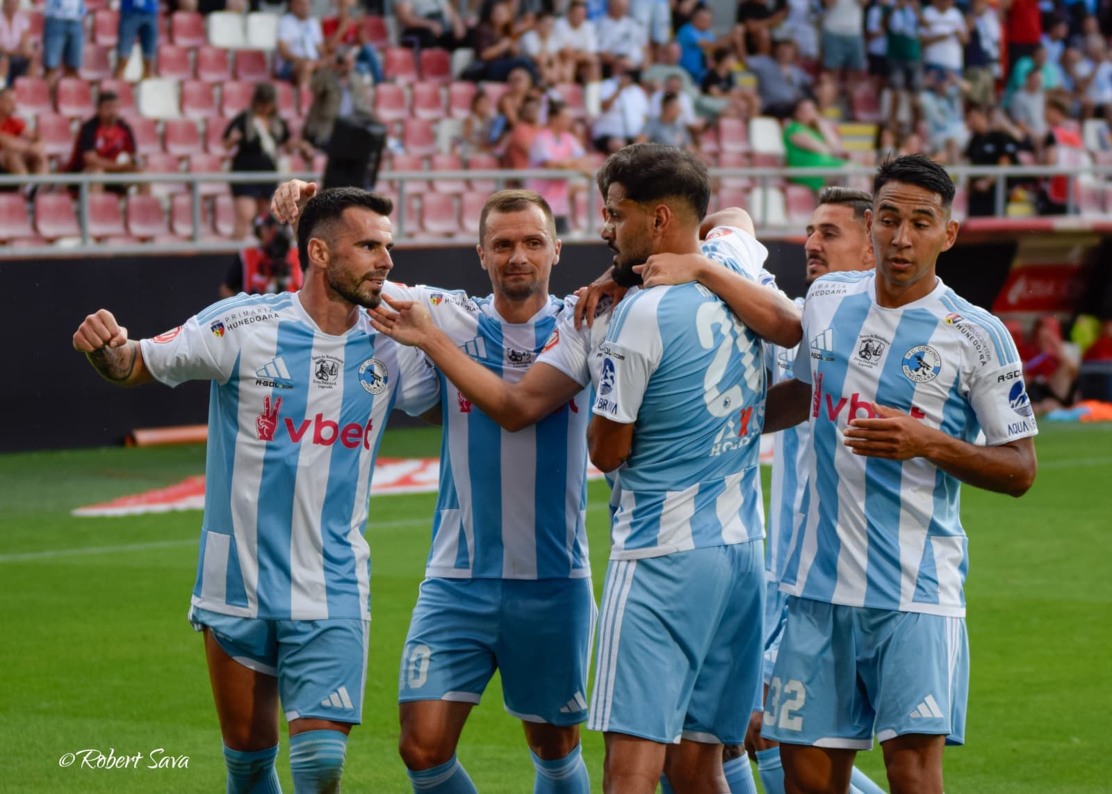 Fotbal în stadionul Francisc Neuman, Corvinul Hunedoara și CFR Cluj în acțiune Fotbal în stadionul Francisc Neuman, Corvinul Hunedoara și CFR Cluj în acțiune
