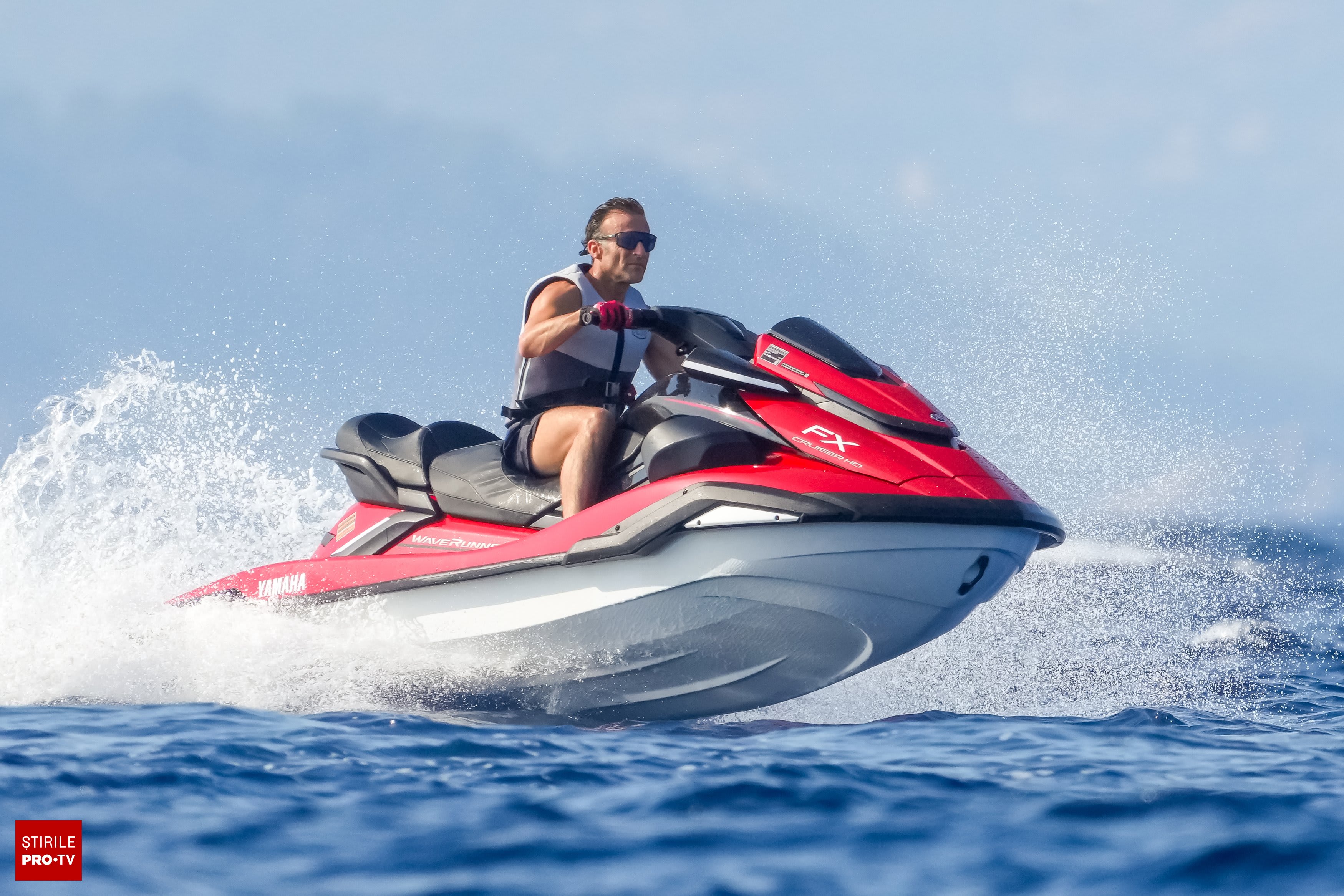 Președintele Emmanuel Macron pe jet-ski în timpul vacanței în Franța Președintele Emmanuel Macron pe jet-ski în timpul vacanței în Franța