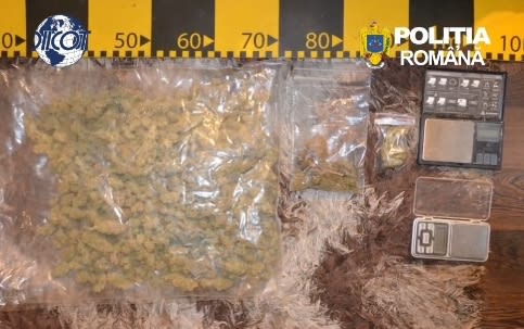 Doi bărbați au fost reținuți pentru trafic de droguri în Brașov, după ce poliția a ridicat 2,6 kg de canabis