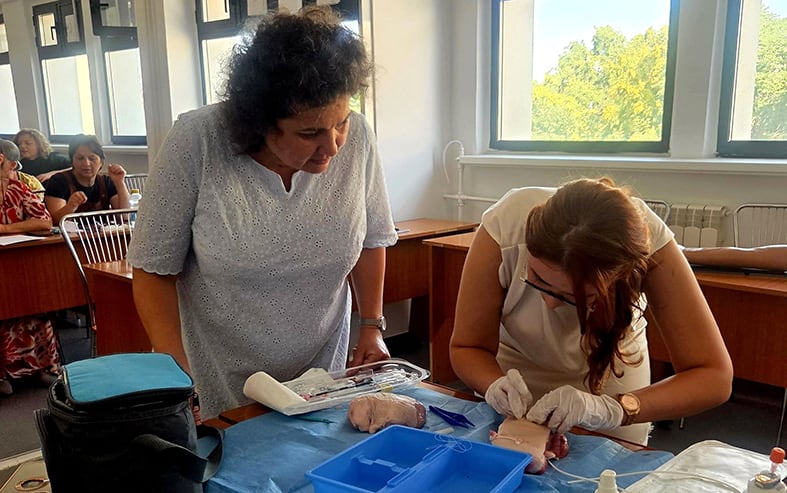 Asistenți medicali participând la curs de tehnici moderne de acces vascular Asistenți medicali participând la curs de tehnici moderne de acces vascular