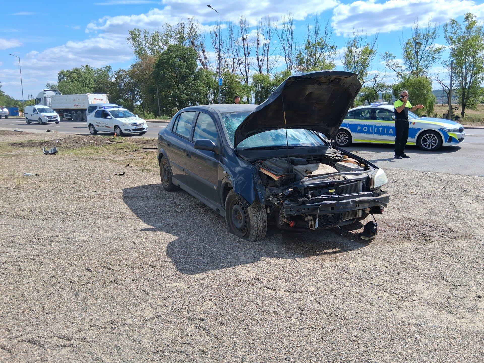 Autoturism doborând stâlp de iluminat în Vaslui Autoturism doborând stâlp de iluminat în Vaslui