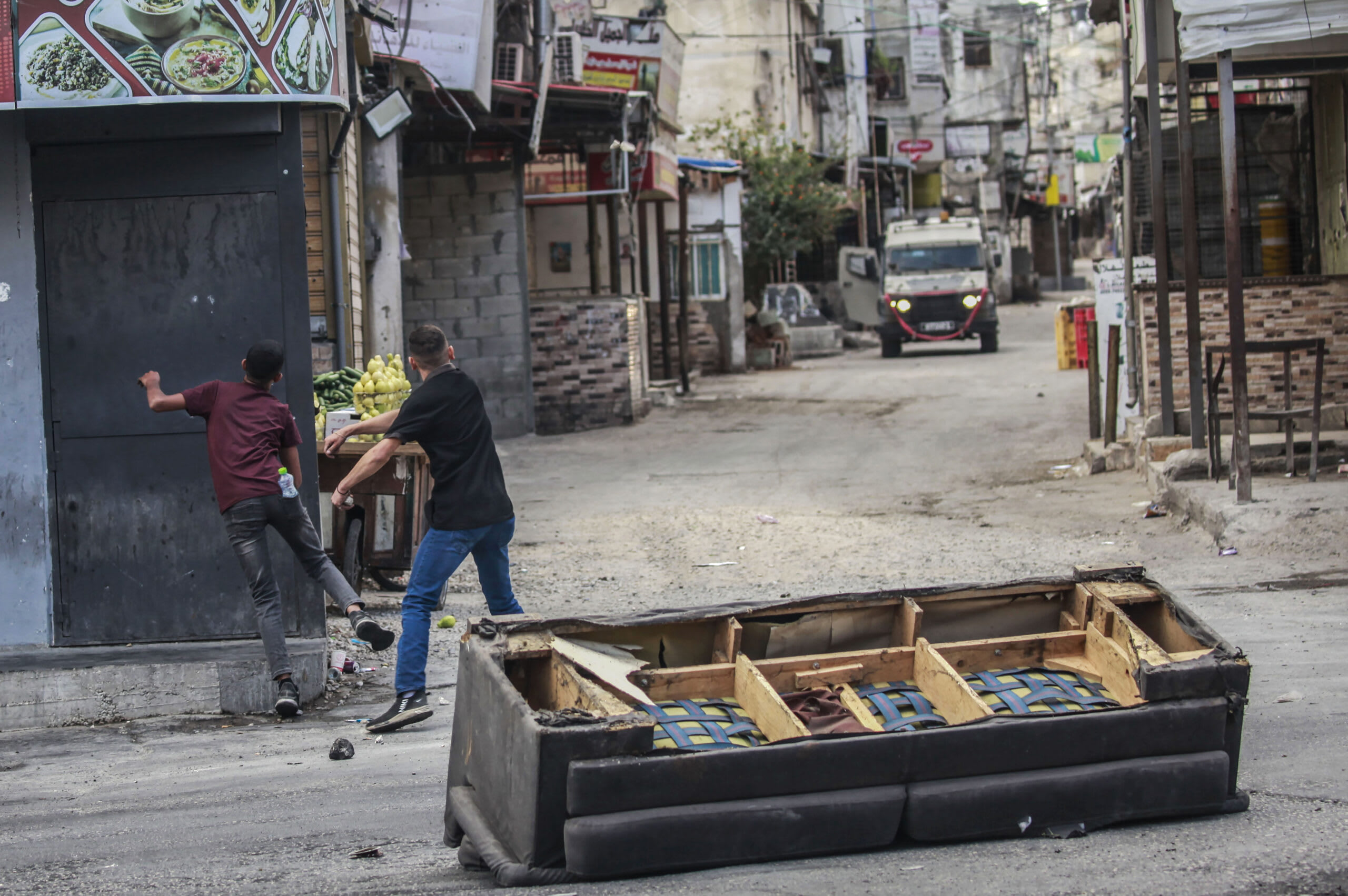Locuințe palestiniene asediate de coloniști israelieni în Cisiordania