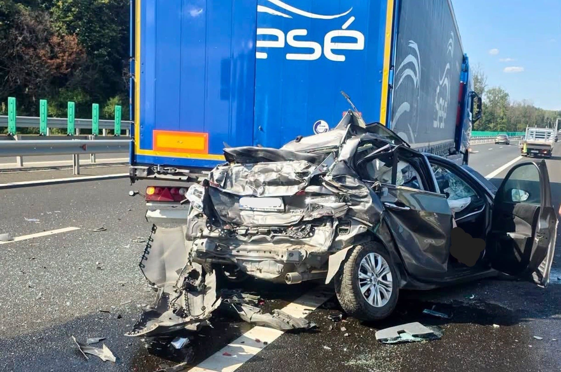 Accident grav pe A0, lângă nodul cu A1: mașină prinsă între două Tir-uri, trafic blocat