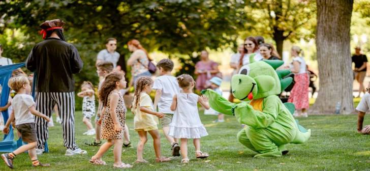 Familii participând la activități în aer liber în Iulius Gardens Familii participând la activități în aer liber în Iulius Gardens
