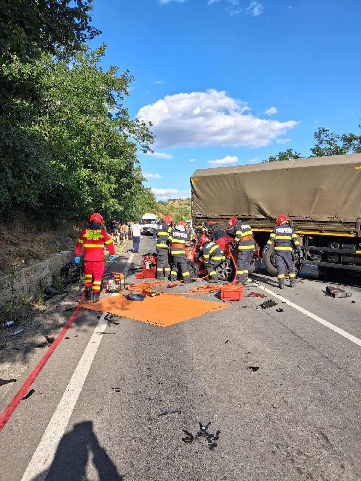 Accident grav la Mihai Viteazu: trei morți, inclusiv un minor, după impactul cu autocamionul militar