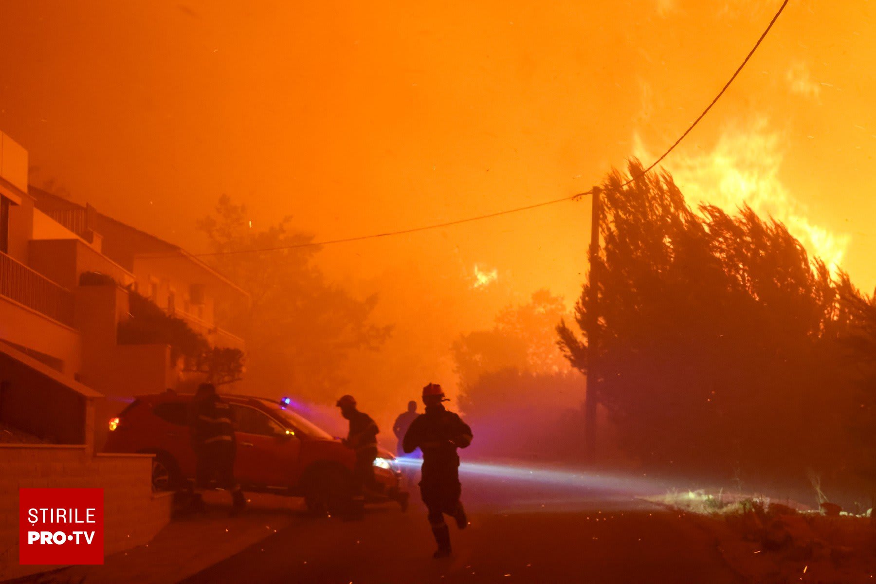Incendiu de vegetație pe coasta Mării Adriatice în Croația Incendiu de vegetație pe coasta Mării Adriatice în Croația