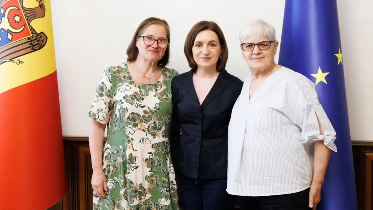Maia Sandu întâlnește două femei care au sfidat regimul sovietic: Lozinci în limba română pe zidurile Chișinăului