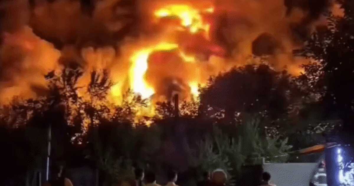 Incendiu violent în București: o hală din Sectorul 1 a fost cuprinsă de flăcări