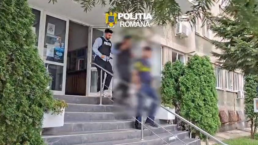 Polițiști din Gorj în acțiune în timpul anchetei Polițiști din Gorj în acțiune în timpul anchetei