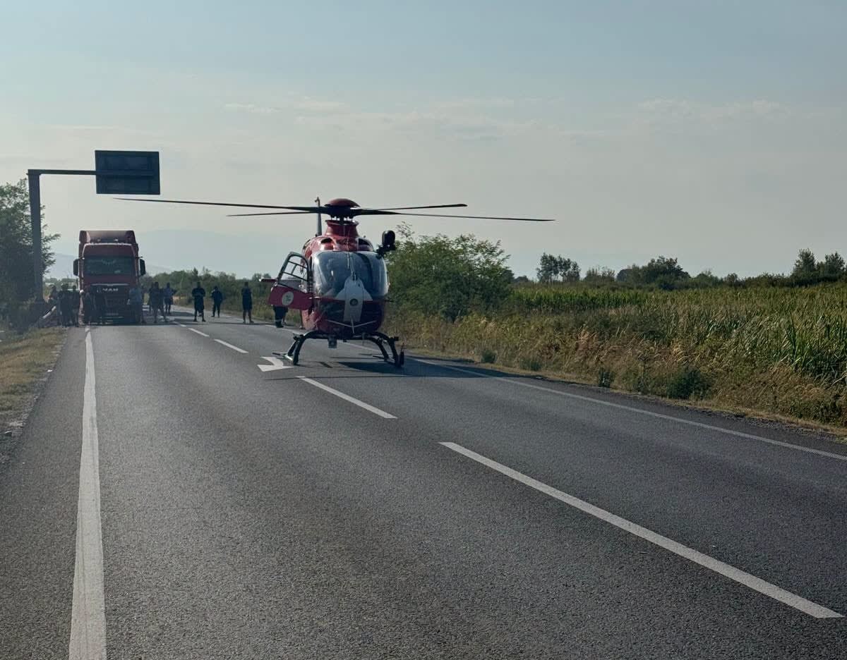 Elicopter SMURD aterizând pe șosea după accident grav în Timiș Elicopter SMURD aterizând pe șosea după accident grav în Timiș