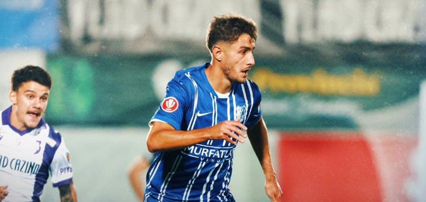 Jucători de fotbal în acțiune pe terenul FC Argeș Jucători de fotbal în acțiune pe terenul FC Argeș