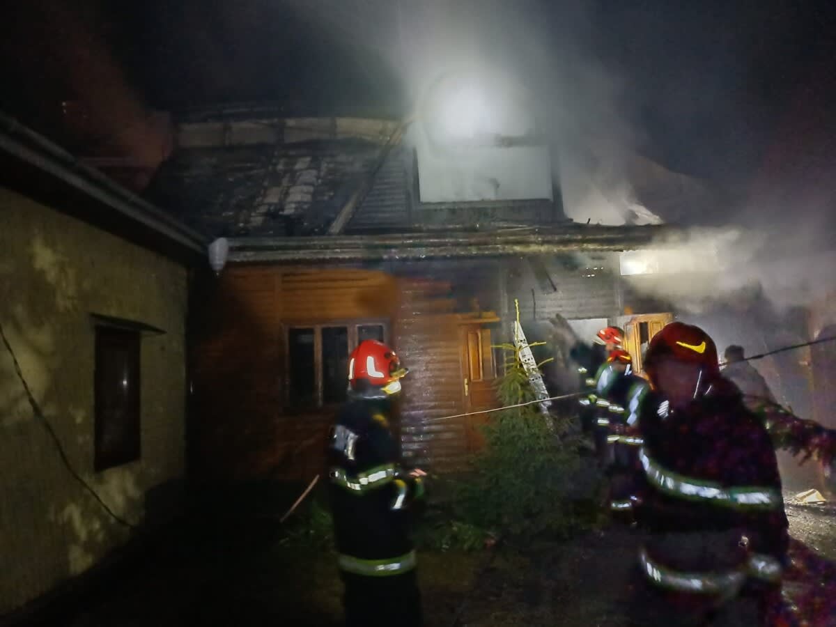 Pompieri intervenind la un incendiu Pompieri intervenind la un incendiu
