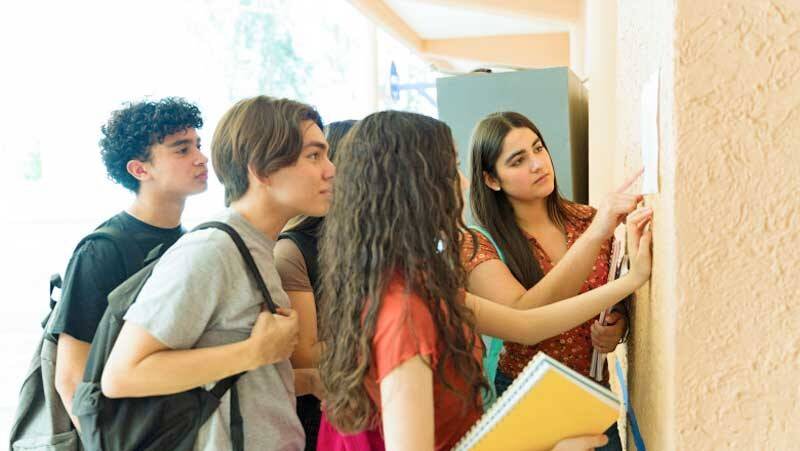 Studenți în sala de examen
