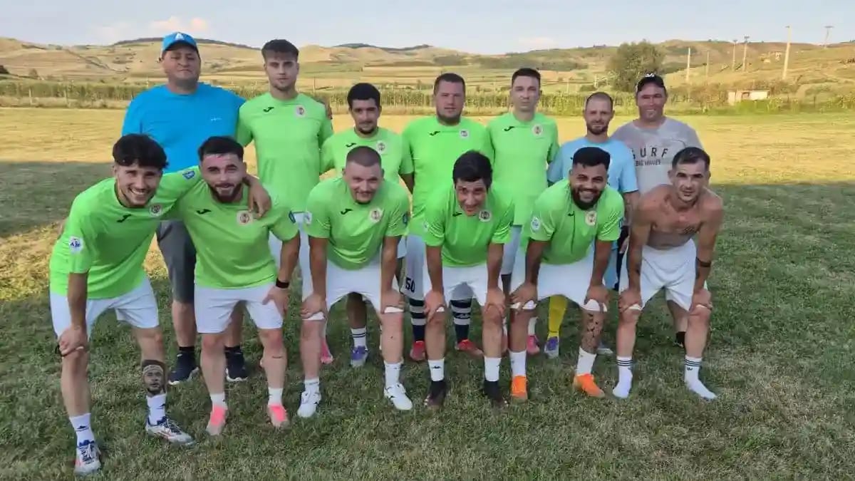 Meci de fotbal între echipe din Liga 4 Alba, teren și jucători în acțiune Meci de fotbal între echipe din Liga 4 Alba, teren și jucători în acțiune
