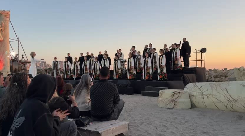 Corul Madrigal cântând pe nisipul plajei Zoom Beach din Constanța