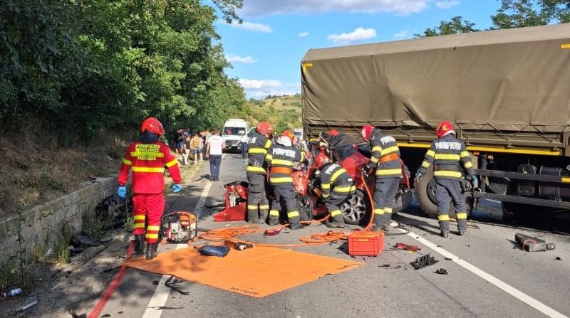 Impact grav în Mihai Viteazu: trei morți și victime încarcerate după accidentul cu autocamion militar