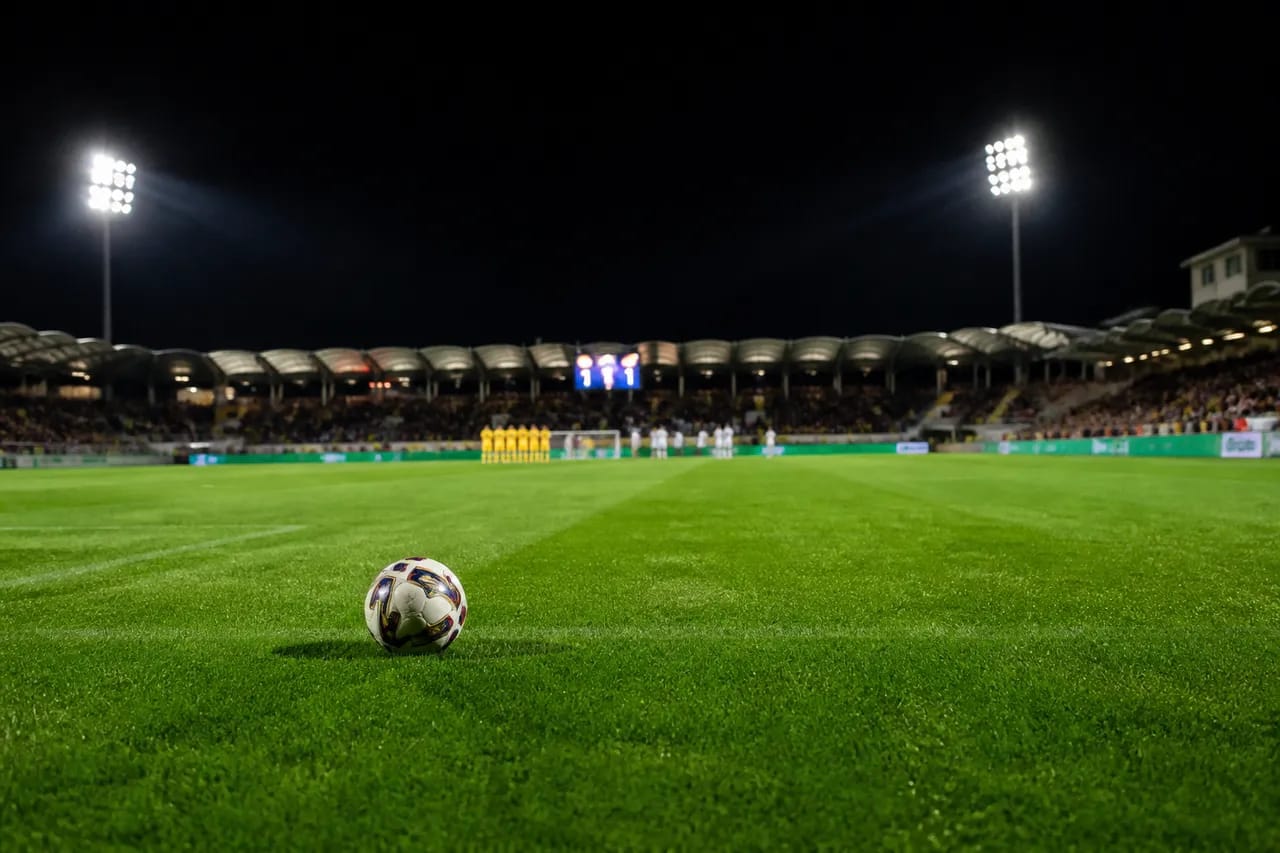 Minge de fotbal pe terenul de la Mioveni în timpul meciului FC Argeș - Farul Minge de fotbal pe terenul de la Mioveni în timpul meciului FC Argeș - Farul