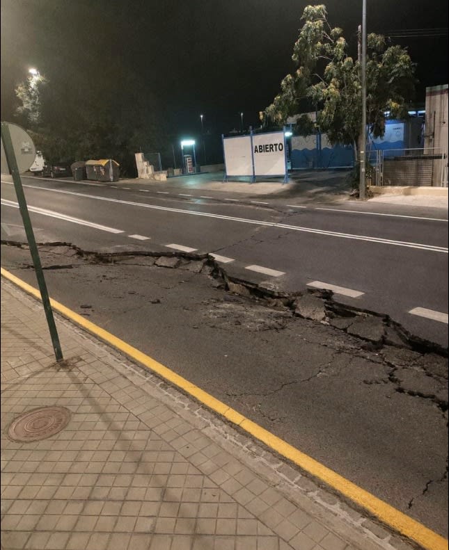 Clădire afectată de cutremur în Granada, Spania Clădire afectată de cutremur în Granada, Spania