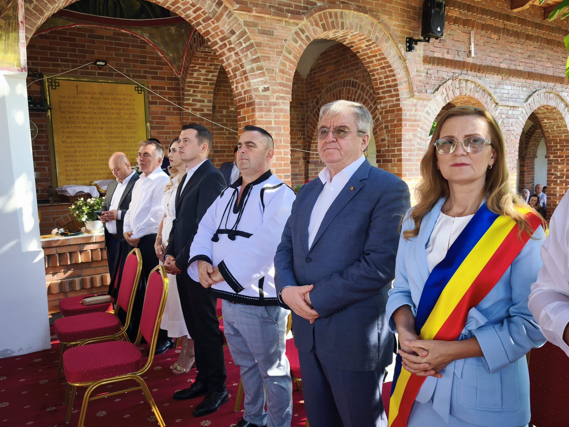 Deputatul Mircea Govor și oficialități la sărbătoarea de la Mănăstirea Bixad Deputatul Mircea Govor și oficialități la sărbătoarea de la Mănăstirea Bixad