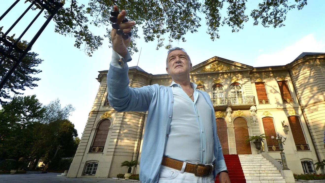 Palatul din Aleea Alexandru, București, în fața unei clădiri elegante Palatul din Aleea Alexandru, București, în fața unei clădiri elegante