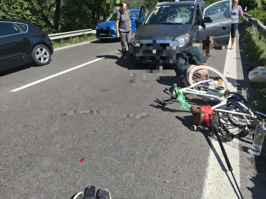 Accident pe DN 7 în Vâlcea: doi copii de 12 ani, răniți după ce bicicleta a fost acroșată de o mașină