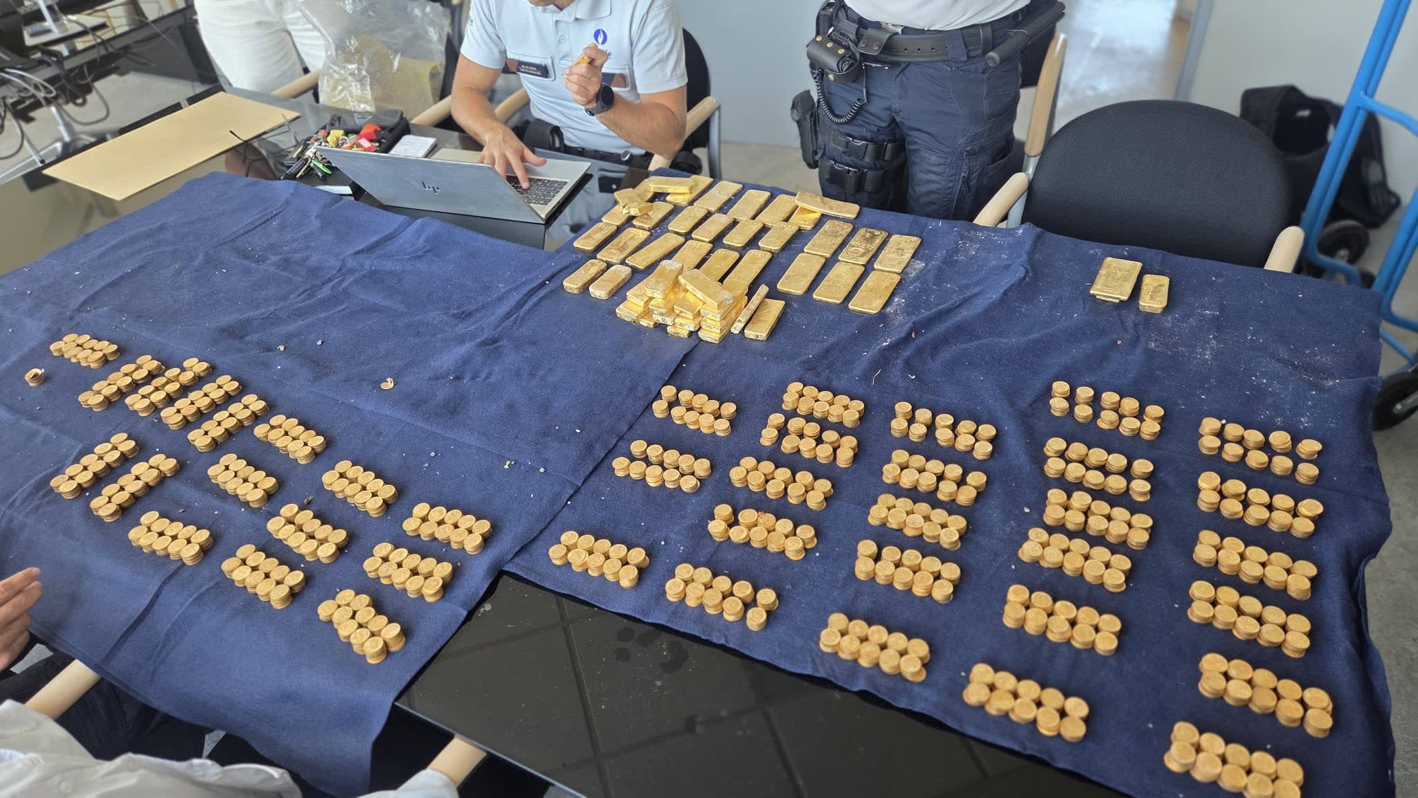 Lingouri și monede de aur descoperite în pereți în Belgia Lingouri și monede de aur descoperite în pereți în Belgia