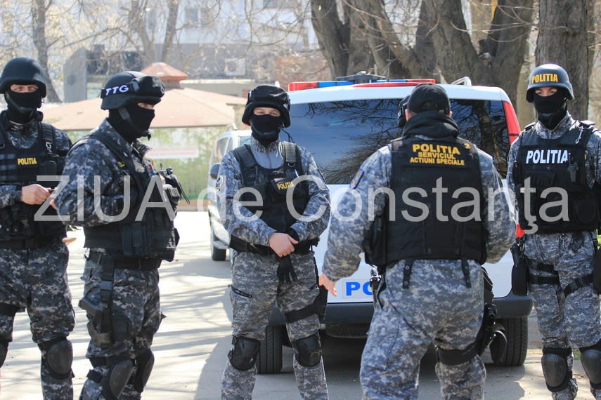 Polițiști în acțiune în timpul perchezițiilor în dosare de criminalitate economică