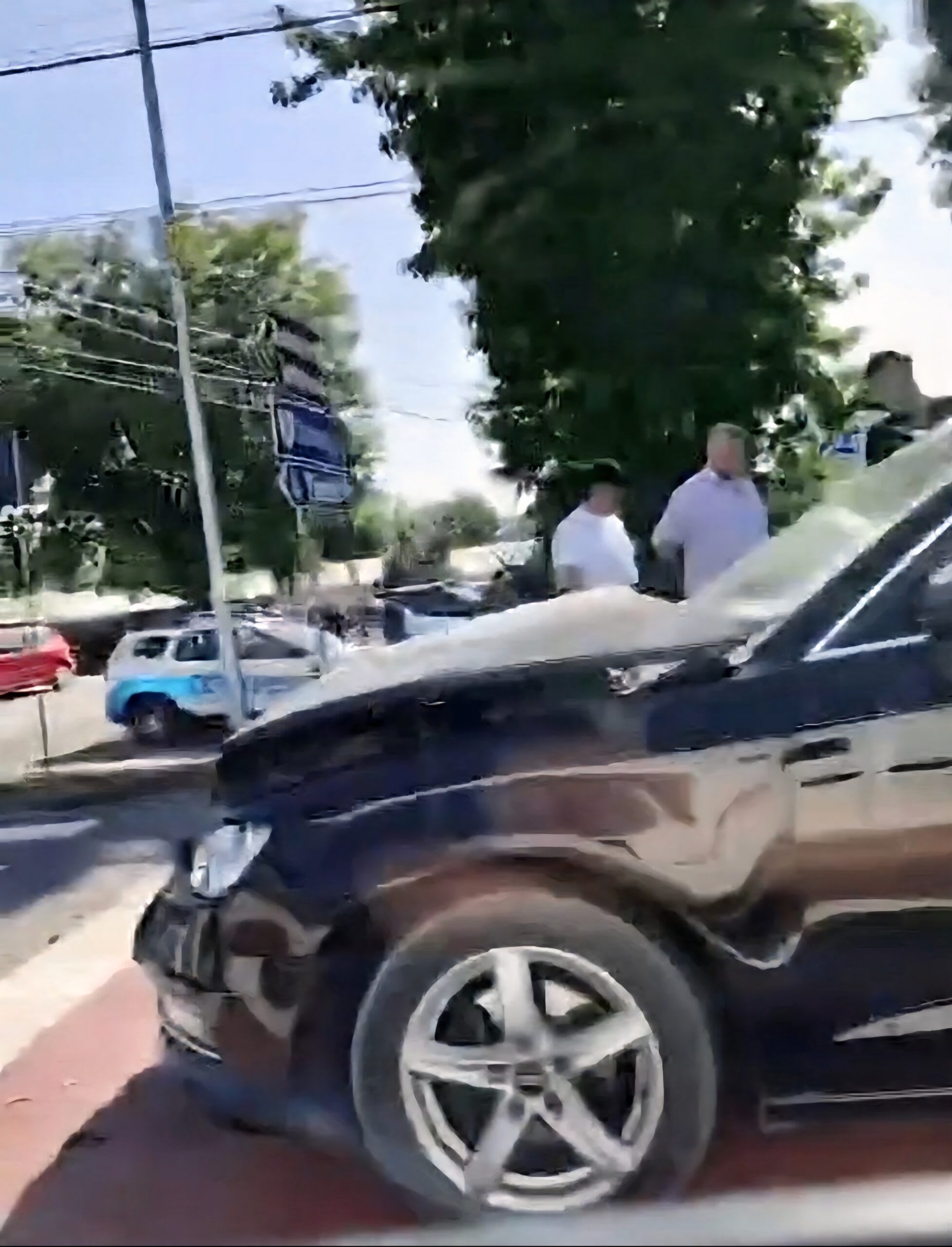 Accident rutier între două autoturisme la trecerea de pietoni în zona Pufești Accident rutier între două autoturisme la trecerea de pietoni în zona Pufești
